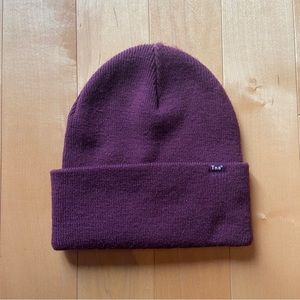 Aritzia TNA Peak Beanie Spiced Burgundy